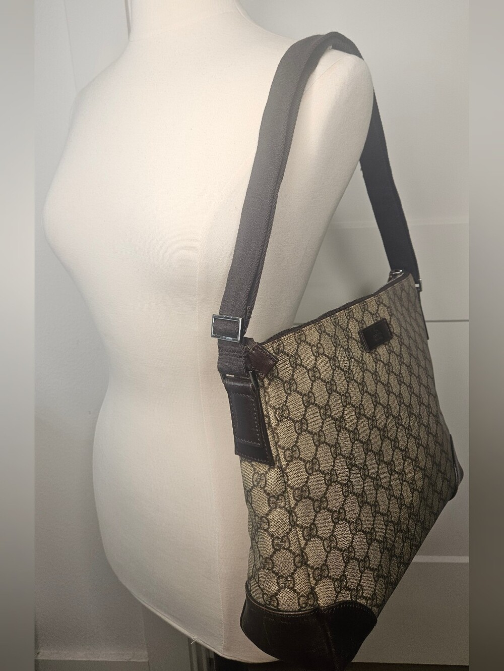 Authentic Gucci GG Supreme Canvas Messenger Crossbody Shoulder Bag Brown